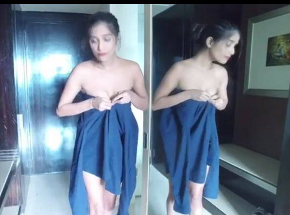पूनम पांडे टॉपलेस और ब्रालेस हैं. उन्होंने हाथ में एक ब्लू रंग की शर्ट पकड़ी हुई है. फोटोः इंस्टाग्राम