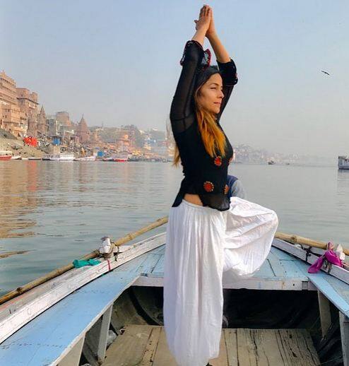 इतना ही नहीं, नैंसी ने नाव से लेकर दीवार तक में हवा में योग करते हुए अपनी तस्वीरें इंस्टा पर पोस्ट की हैं. फोटोः इंस्टाग्राम