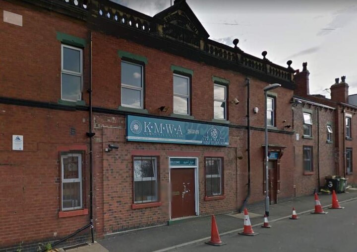 London: Mosque and Gurudwara set on fire in Leeds in suspected hate crimes ब्रिटेन में गुरुद्वारे और मस्जिद में लगाई आग, पुलिस ने माना हेटा क्राइम की है घटना