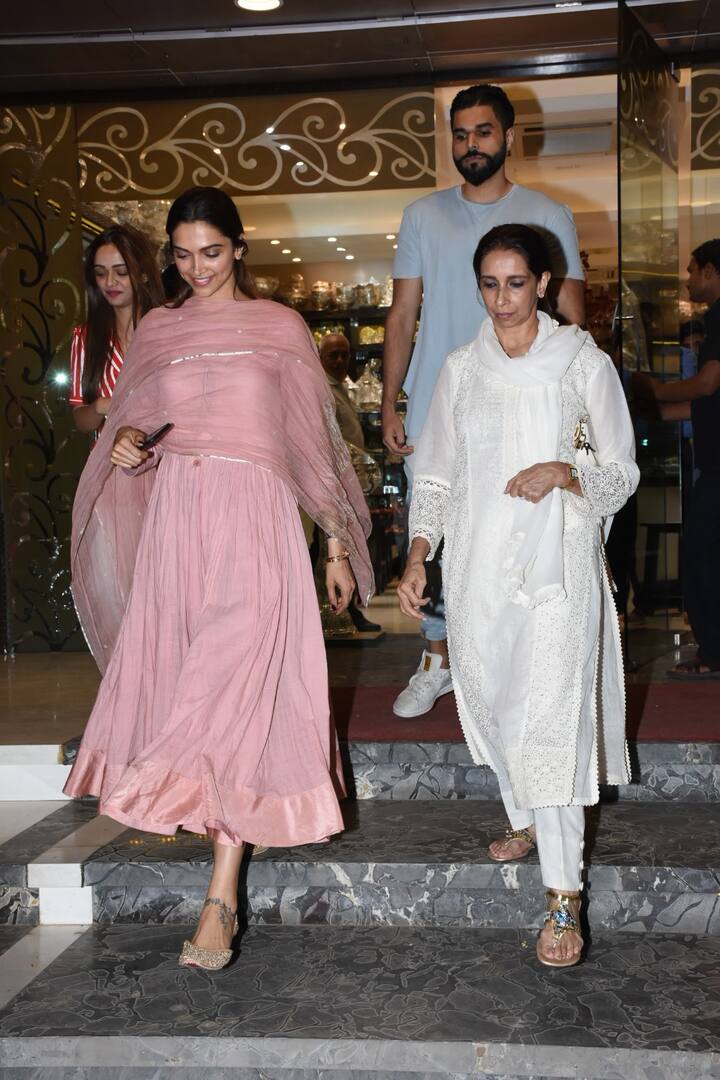 फैमिली या इन सितारों के तरफ से तो अब तक शादी को लेकर कोई कंफर्म खबर नहीं है लेकिन ये तस्वीरें बताती हैं कि जल्द ही बॉलीवुड का ये जोड़ा शादी रचाने वाला है. (Photo: Manav Mangalani)