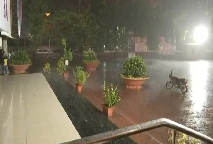 मुंबई में आज हुई तेज बारिश, अगले 24 घंटे में पहुंच सकता है मानसून