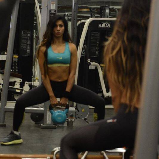  एक्ट्रेस तनिषा मुखर्जी ने हाल में एक तस्वीर अपने इंस्टाग्राम अकाउंट पर शेयर की है. तस्वीर में वो वर्कआउट के दौरान वेट उठाती दिख रही हैं. (तस्वीर: इंस्टाग्राम)