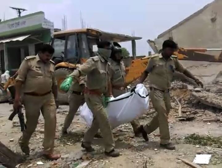 काकोरी इलाके के सैंथा गांव में नसीर अपने बेटी के साथ पटाखे बनाने का काम करता था. उसने काफी मात्रा में बारूद जमा कर रखा था और काफी मात्रा में पटाखे भी मकान के बेसमेंट में रखे हुए थे.