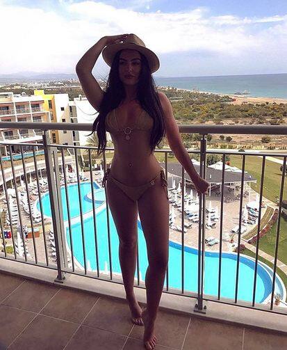 रोजी की तस्वीरें देखकर लगता है कि वे बेहद बिंदास मॉडल हैं. उन्हें इस बात से कोई फर्क नहीं पड़ता कि कौन क्या सोचता है. फोटोः इंस्टाग्राम