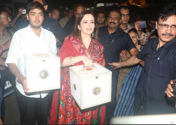 देश की सबसे अमीर शख्सियत मुकेश अंबानी के बड़े बेटे आकाश अंबानी और हीरा कारोबारी रसेल मेहता की बेटी श्लोका मेहता 30 जून को एक दूसरे को अंगूठी पहनाएंगे. इससे पहले नीता अंबानी ने मुंबई के सिद्धिविनायक मंदिर में पूजा अर्चना की और सगाई का कार्ड चढ़ाया. बता दें कि कार्ड में श्लेाका और आकाश अंबानी की तस्वीरें भी लगाई गई हैं. (तस्वीर: मानव मंगलानी)