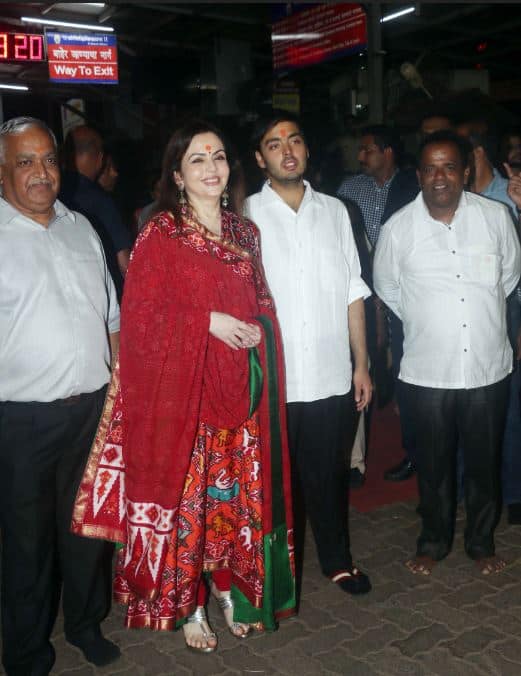 परिवार से जुड़े सूत्र ने बताया कि नीता अंबानी छोटे बेटे अनंत के साथ रात करीब सवा आठ बजे यहां प्राचीन गणेश मंदिर पहुंचीं और वहां करीब 45 मिनट रहीं. (तस्वीर: मानव मंगलानी)