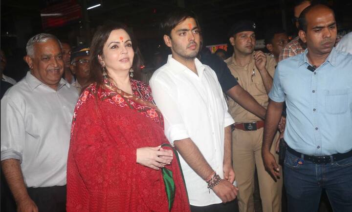 अंबानी परिवार कोई भी बड़े कार्यक्रम से पहले सिद्धिविनायक मंदिर जाता रहा है. आकाश अंबानी और श्लोका मेहता की सगाई के लिए एक डिजिटल इनविटेशन कार्ड तैयार किया गया है. (तस्वीर: मानव मंगलानी)