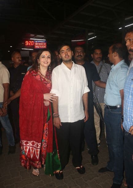 इस मौके को नीता अंबानी ने बेटे अनंत के साथ फोटो भी खिंचावाई. (तस्वीर: मानव मंगलानी)