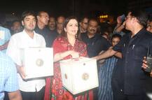 बेटे की शादी से पहले शगुन लेकर सिद्धिविनायक मंदिर पहुंची नीता अंबानी, देखें तस्वीरें