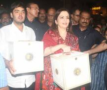 बेटे की शादी से पहले शगुन लेकर सिद्धिविनायक मंदिर पहुंची नीता अंबानी, देखें तस्वीरें