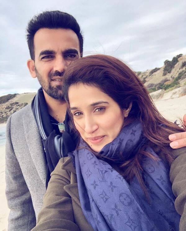 वहीं लेदर की जैकेट और जींस में सागरिका बेहद खूबसूर लग रही हैं. अभिनेत्री सागरिका की इस तस्वीर को सोशल मीडिया पर खूब देखा जा रहा है. (तस्वीर-इंस्टाग्राम)