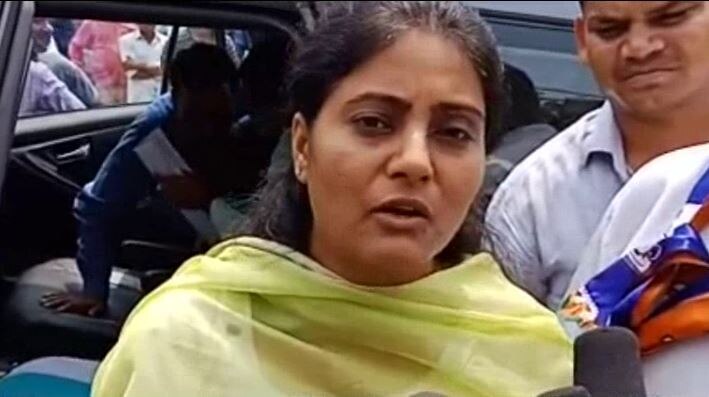 burglary in Union minister Anupriya Patels convoy in Varansi केंद्रीय मंत्री अनुप्रिया पटेल के काफिले में सेंध, युवकों ने की बदसलूकी