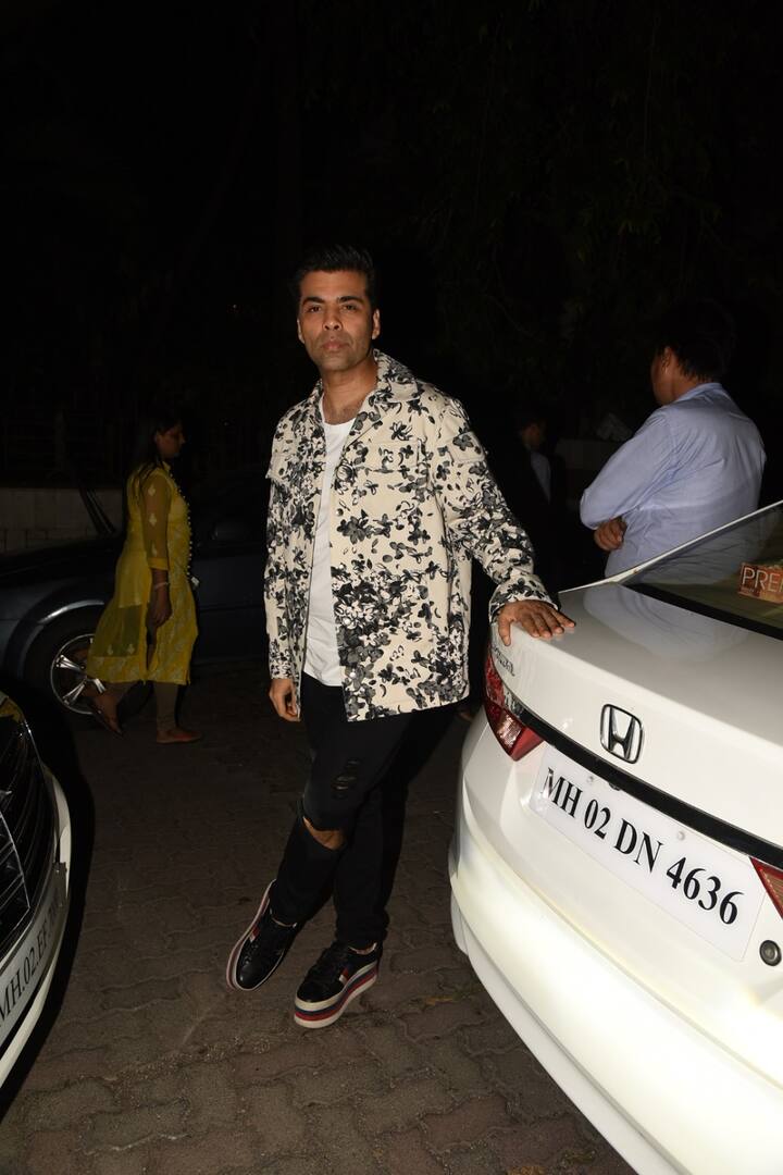 नेहा की सीक्रेट शादी के बारे में सब कुछ जानने वाले डायरेक्टर और प्रोड्यूसर करण जौहर भी उनके घर हुई इस डिनर पार्टी में शामिल हुए. (तस्वीर: मानव मंगलानी) 