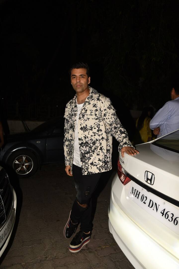 इस दौरान करण जौहर काफी कूल अंदाज में नेहा की डिनर पार्टी में शामिल हुए. (तस्वीर: मानव मंगलानी) 