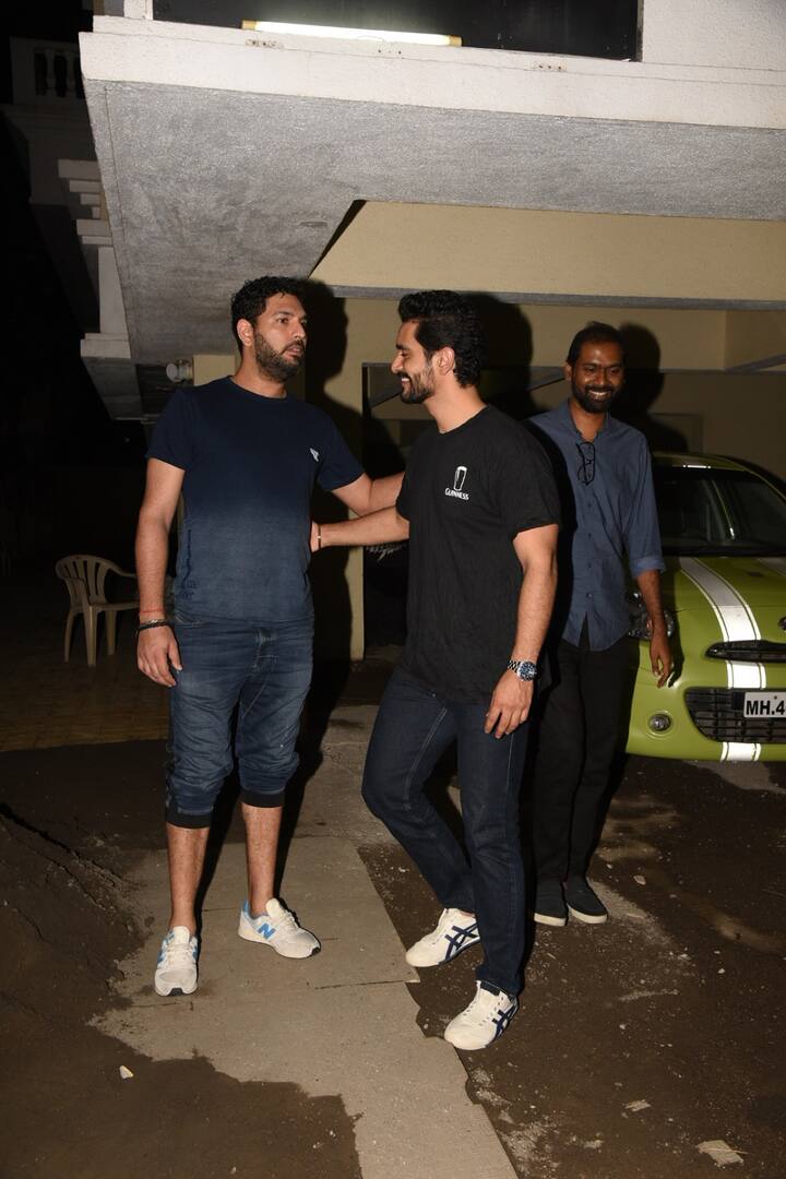 क्रिकेटर युवराज सिंह भी नेहा के घर हुई इस पार्टी में काफी मस्ती करते दिखाई दिए. (तस्वीर: मानव मंगलानी) 