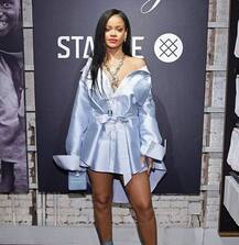 कंधे से उतरती हुई सिर्फ शर्ट पहनकर इवेंट में पहुंची रिहाना, हर वक्ते कपड़ों को संभालती दिखी