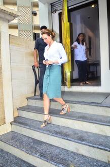 मनीष मल्होत्रा के स्टोर से इस अंदाज में हंसती-मुस्कुराती निकलीं सलमान की गर्लफ्रेंड यूलिया वंतूर