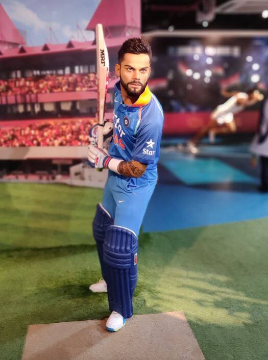 मैदान पर गेंदबाजों के छक्के छुड़ाने वाले कोहली का यह स्टैचू  इंडियन टीम की जर्सी में नजर आ रहा हैं. वहीं उनके हाथ में एमआरएफ का बल्ला भी है. (तस्वीर-एपी)