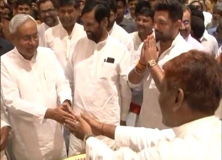 Bihar: Nitish Kumar, Ram Vilas Paswan, Chirag paswan attends NDA dinner बिहार: एनडीए के डिनर में नहीं शामिल हुए कुशवाहा, सीटों की खींचतान का दिखा असर