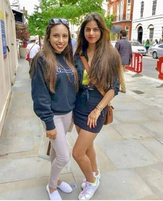 लंदन में मौसम का लुत्फ उठा रही सुहाना की ये तस्वीर सोशल मीडिया पर उनके फैंस को काफी लुभा रही हैं. इस तस्वीर में फैंस को सबसे ज्यादा सुहाना के बाल और स्माइल पसंद आ रही हैं. (Photo: Instagram)