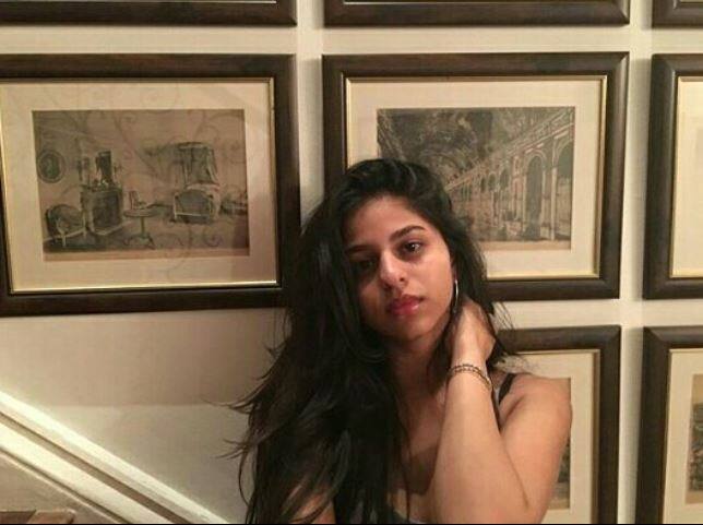 दरअसल, सुहाना इन दिनों लंदन में छुट्टियां मना रही हैं. वहां दोस्त के साथ मस्ती करते हुए उनकी एक तस्वीर सोशल मीडिया पर काफी पसंद की जा रही है. (Photo: Instagram)