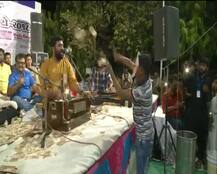 मोदी के मुखौटे में गुजरात के दो शहरों में उड़े नोट, कौन है ये उड़ाने वाले व्यक्ति, देखें तस्वीरें