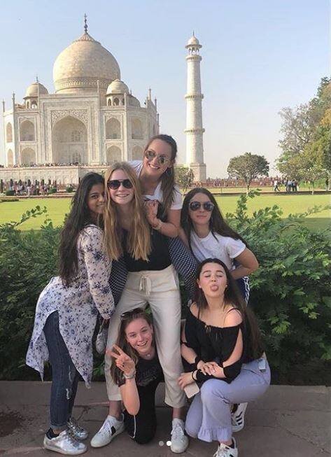 पिछले दिनों सुहाना अपने विदेशी दोस्तों के साथ ताजमहल घूमने गई थीं. (Photo: Instagram)