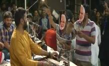 मोदी के मुखौटे में गुजरात के दो शहरों में उड़े नोट, कौन है ये उड़ाने वाले व्यक्ति, देखें तस्वीरें