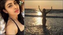 समुंदर किनारे बिकिनी में नजर आईं मौनी रॉय, फ्लॉन्ट कर रही हैं नेवल रिंग