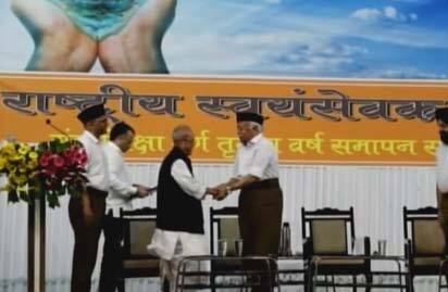 उन्होंने ट्वीट करते हुए लिखा कि मैंने पिता को आगाह किया था और चेताया था. शर्मिष्ठा को जिस बात का अंदेशा था अब वही हो रहा है. फोटोः ट्विटर/एएनआई