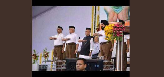 तस्वीरों में ऐसा नजर आ रहा कि पूर्व राष्ट्रपति प्रणब मुखर्जी स्वंयसेवक संघ के नेताओं और कार्यकर्ताओं की तरह अभिवादन कर रहे हैं. फोटोः ट्विटर/एएनआई