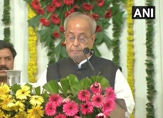 देश के पूर्व राष्ट्रपति प्रणब मुखर्जी की कुछ तस्वीरें सोशल मीडिया खासतौर पर ट्विटर पर खूब वायरल हो रही हैं. फोटोः ट्विटर/एएनआई