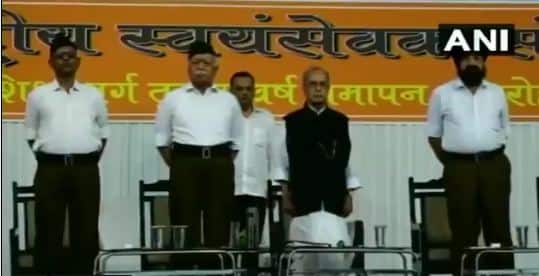 शर्मिष्ठा ने ये भी लिखा अभी इस कार्यक्रम को हुए कुछ घंटे ही बीते हैं और बीजेपी/आरएसएस का डर्टी ट्रिक्स डिपार्टमेंट हरकत में आ गया है. फोटोः ट्विटर/एएनआई