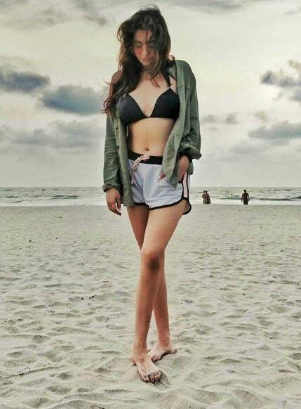 IN Pics: मिस फेमिना इंटरनेशनल शोनाली नागरानी गोवा बीच पर एंजॉय करती दिखीं