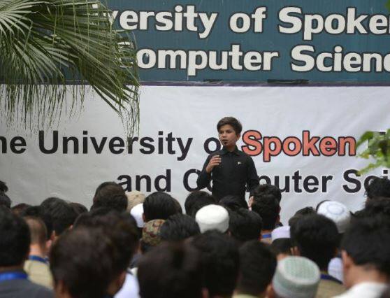 हम्माद ने मदरसे की पढ़ाई को छोड़कर यूनिवर्सिटी स्पोकेन इंग्लिश से पढ़ाई की. हम्माद पाकिस्तान के यूनिवर्सिटी में लेक्चर देते हैं और बेहतरीन अंदाज में अंग्रेजी बोलते हैं. 