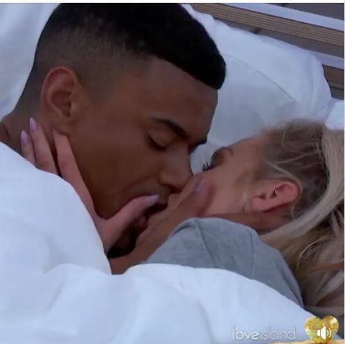 लव आईलैंड जैसा की इसका नाम है, प्रतिभागी इसमें एक-दूसरे को लव करते और किस करते दिखाई दिए. फोटोः फेसबुक 