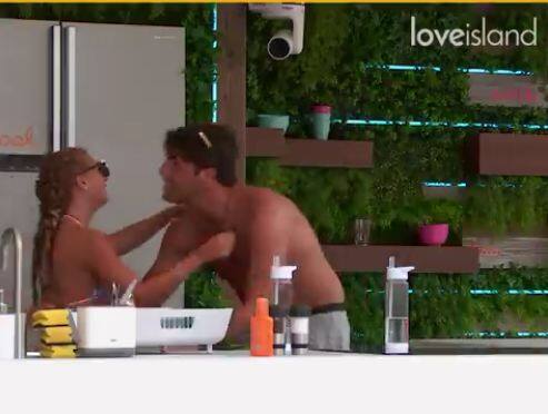 हैरी और मेगन नए रिश्ते बनाते दिखाई दिए जिसकी शुरूआत उन्होंने किस से की. फोटोः फेसबुक 