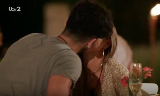 वहीं रोजी दो लोगों के डेट पर गईं. लेकिन एलेक्स के बजाय बाजी मारी ब्रियान ने. फोटोः फेसबुक