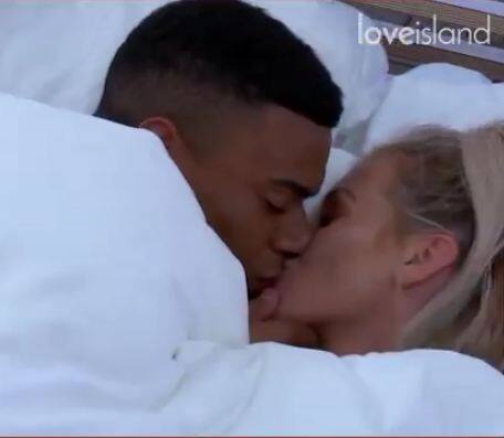 लोरा और वेस पहले ही दिन एक-दूसरे के साथ बेड शेयर करने के दौरान काफी इंटीमेट दिखाई दिए. फोटोः फेसबुक
