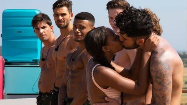 लव आईलैंड टीवी शो काफी पॉपुलर हो रहा है. अब इस रियलिटी शो का पहला एपीसोड कल आईटीवी टू पर प्रसारित हुआ. फोटोः ITV.com