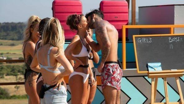 नियाल ने केंडल जेनर के बारे में सोचते हुए किस किया. वो रियलिटी स्टार जिसे अपने ब्वॉयफ्रेंड्स तक का नाम याद नहीं रहता. फोटोः ITV.com