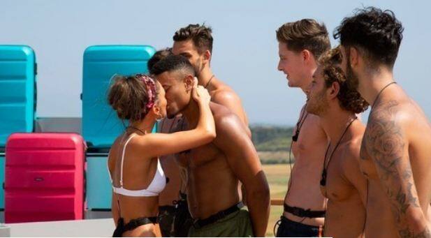 इसके अलावा लव आईलैंड में पहला टास्क भी मिला जिसमें प्रतिभागियों को एक-दूसरे को इंटीमेट किस करना था. फोटोः ITV.com