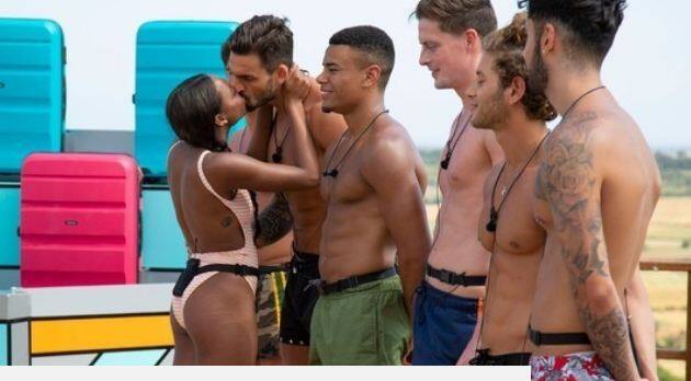 किस के दौरान उन्हें अपने का‍ल्पनिक सेक्स पार्टनर के बारे में सोचना था. जीतने वाले को उनकी पहली डेट पर खर्च करने के लिए 1000 पौंड मिलेंगे. फोटोः ITV.com