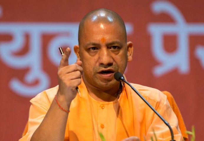 Uttar Pradesh CM Yogi Adityanath takes Rahul gandhi अखिलेश यादव के गढ़ में योगी आदित्यनाथ ने राहुल गांधी पर हमला बोला 