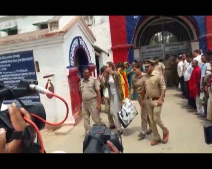 2017 में जब डारिया दुबारा दिल्ली पहुंची तो उसे एयरपोर्ट से वापस भेज दिया गया. जांच एजेंसियां इस सवाल का जवाब नहीं ढूंढ़ पाई हैं कि वो बार बार भारत क्यों आना चाहती है ? महीने भर में उसने कैसे इतने कॉन्टैक्ट्स बना लिए कि उसे लेने उसके दोस्त चार्टर्ड प्लेन लेकर आ गए.