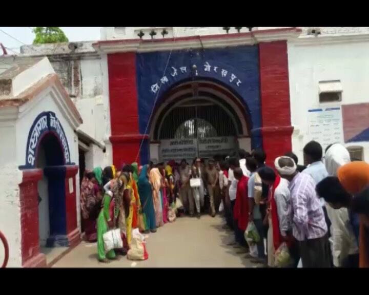 गोरखपुर जेल में बंद यूक्रेन की मॉडल डारिया मोलचन आज रिहा हो गई. कड़ी सुरक्षा में उसे दिल्ली के यूक्रेन दूतावास भेज दिया गया है.पिछले दो महीनों से वो जेल में थी. उसे ले जाने उसके दो साथी कल चार्टर प्लेन लेकर आए थे. लेकिन ज़मानत देर से मिलने के कारण डारिया कल जेल से बाहर नहीं आ पाई. इस चक्कर में चार्टर प्लेन को गोरखपुर से वापस भेजना पड़ा.