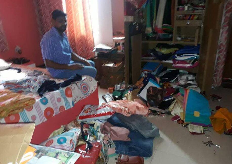 Bihar: Loot in doctor's house in Gopalganj बिहार: अपराधियों के हौसले बुंलद, गोपालगंज में देर रात डॉक्टर के घर में भीषण डकैती