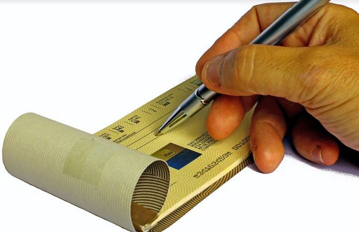  वंदना ने बैंकिंग लोकपाल और उपभोक्ता फोरम में इसकी शिकायत की. शिकायत के बाद सीसीटीवी फुटेज देखा गया. जिसमें राजेश पैसे निकाल रहा है लेकिन कार्ड धारक यानि वंदना पैसे नहीं निकाल रही थी. ऐसे में नॉन-ट्रांस्फरेबल नियम बताते हुए मामला रफा-दफा कर दिया गया. उपभोक्ता फोरम ने यहां तक कहा कि वंदना को ऐसी स्थिति में चैक देना चाहिए था ना कि कार्ड और पिन नंबर. फोटोः गूगल फ्री इमेज