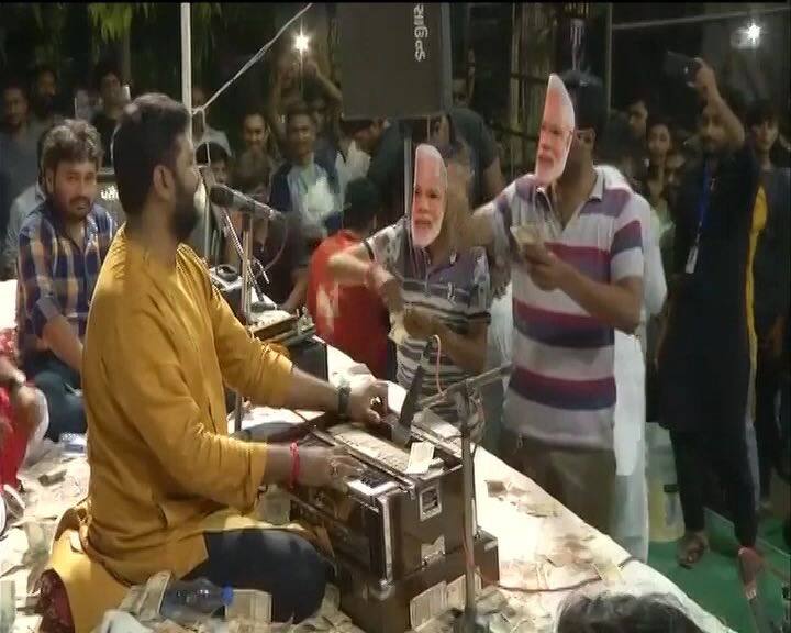 Gujarat, Money Worth Lakhs Showered On Folk Singers गुजरात: पीएम मोदी का मुखौटा लगाकर लोक गायक पर उड़ाए 100-500 के नोट