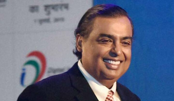 लगातार 10 सालों से वेतन में बढ़ोतरी नहीं करने के बावजूद उनका ये रुतबा कायम है. दुनिया के 2208 अरबपतियों में से 19वें स्थान पर आकर उन्होंने विश्व के कई नामचीन अमीर लोगों को पीछे छोड़ दिया है. सबसे हैरानी की बात तो ये है कि भारते के पूरे टैक्स रेवेन्यू में करीब 5 प्रतिशत योगदान मुकेश अंबानी की कंपनियों का होता है.